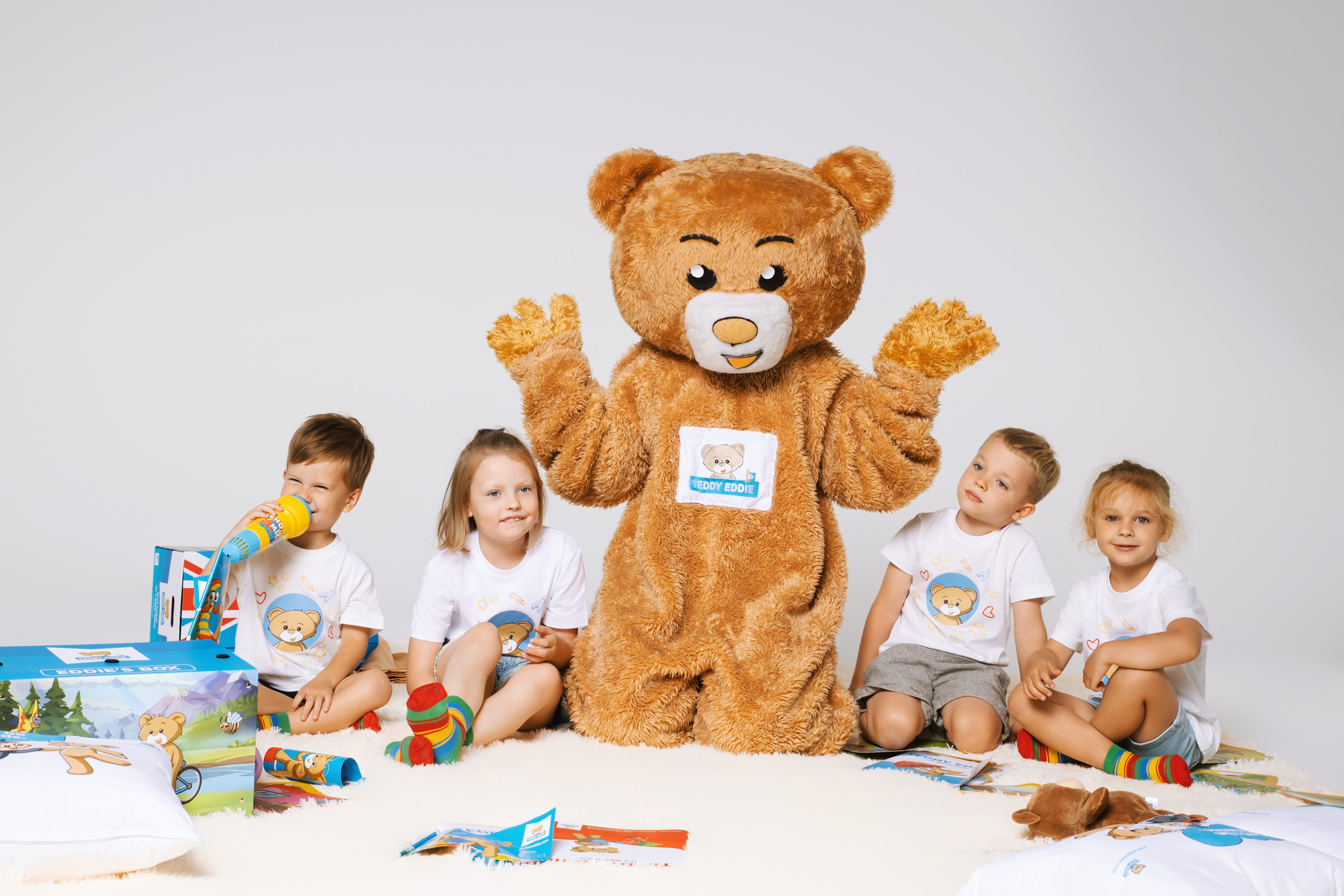 Dzieci na zajęciach Teddy Eddie z materiałami kursowymi